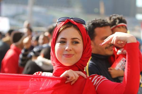 En ung kvinde smiler, mens hun deltager i fejringen af, at Hosni Mubaraks regime er faldet. Foto: Israel Sun/REX/Scanpix